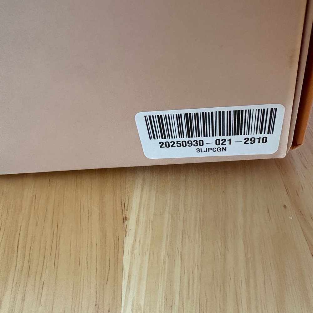 EUC- Iconic Louis Vuitton Runaway model Monogram Sneaker, 7.5 - Picture 14 of 14